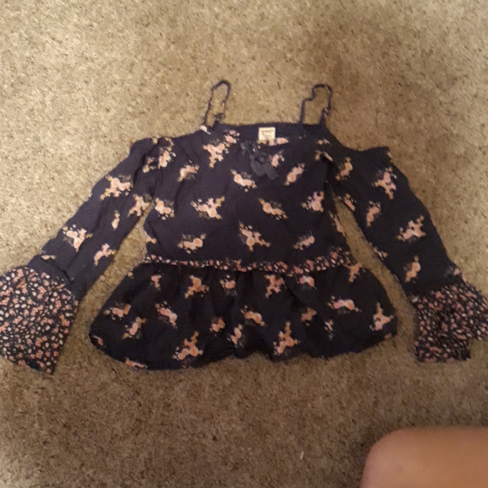 Girls floral longsleeve offshoulder shirt.